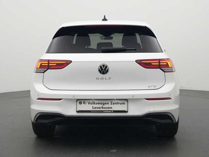 Volkswagen Golf VIII Life DSG ACC NAVI KAM SHZ
