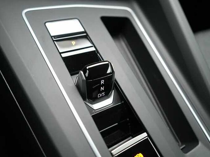 Volkswagen Golf VIII Life DSG LENKRAHZ APP CONNECT VIRT LED
