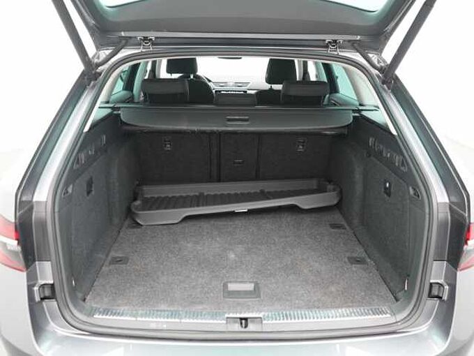 SKODA SUPERB Combi DSG ACC 360° AHK NAVI VIRT SHZ