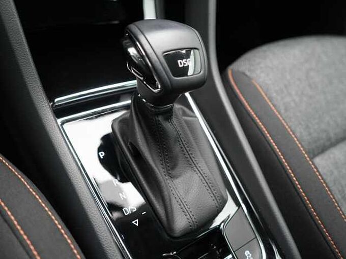 SKODA KAROQ Clever DSG NAVI SHZ LED KESSY APP SHZ