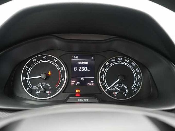 SKODA KAMIQ TSI DSG LED PDC AHK PORT NAVI