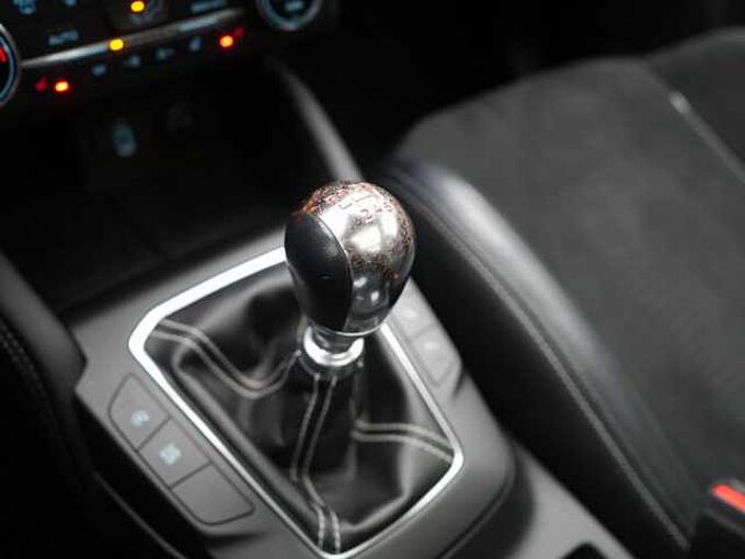 Ford Focus ST B&O SHZ PDC KAM PANO NAVI ACC SHZ LED