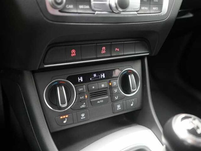 Audi Q3 KLIMA PDC SHZ AHK XENON NAVI