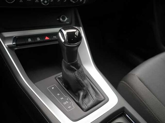 Audi Q3 S line STRON LED VIRT APP CONNECT SHZ PDC
