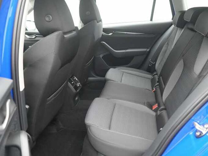 SKODA OCTAVIA Combi Selection DSG VIRT KAM CARPLAY SHZ