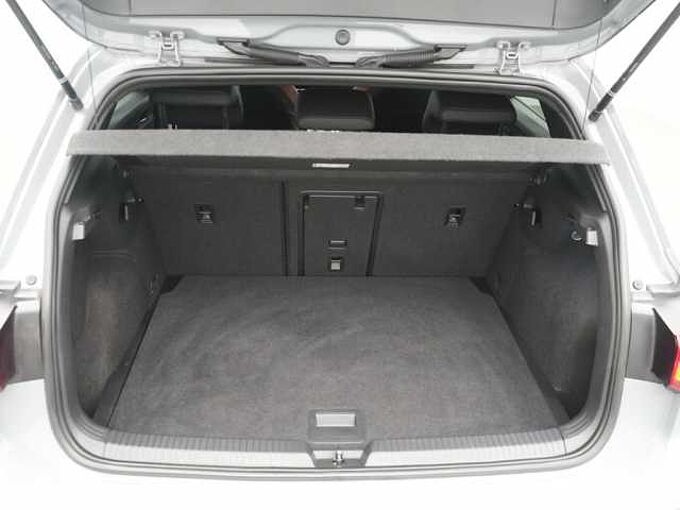 Volkswagen Golf VIII MATRIX KAM SHZ PDC ACC