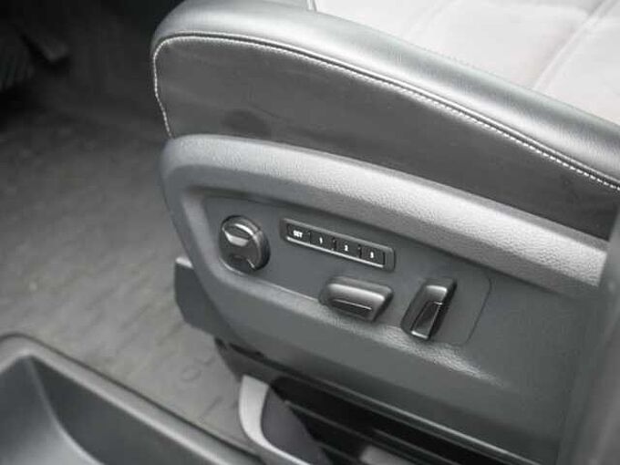 Volkswagen T6.1 Multivan DSG VIRT ACC AHK MEMORY STANDHZ