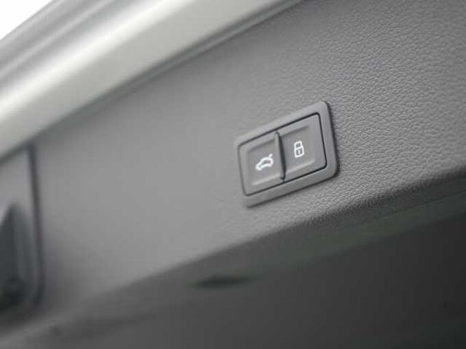 Audi Q2 S line PDC SHZ LED CARPLAY AHK