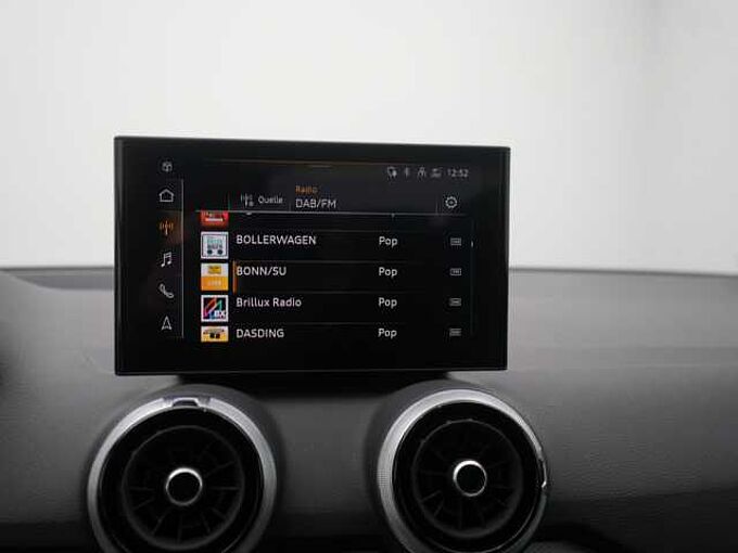 Audi Q2 S line PDC SHZ LED CARPLAY AHK