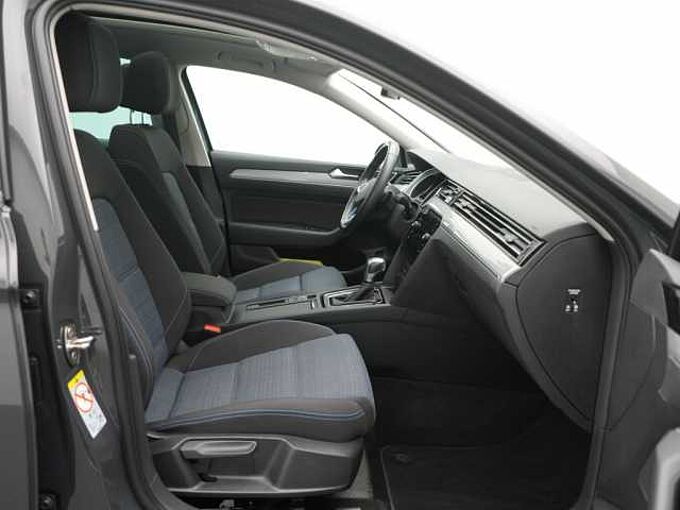 Volkswagen Passat Variant DSG ACC DCC VIRT LED SHZ CARPLAY