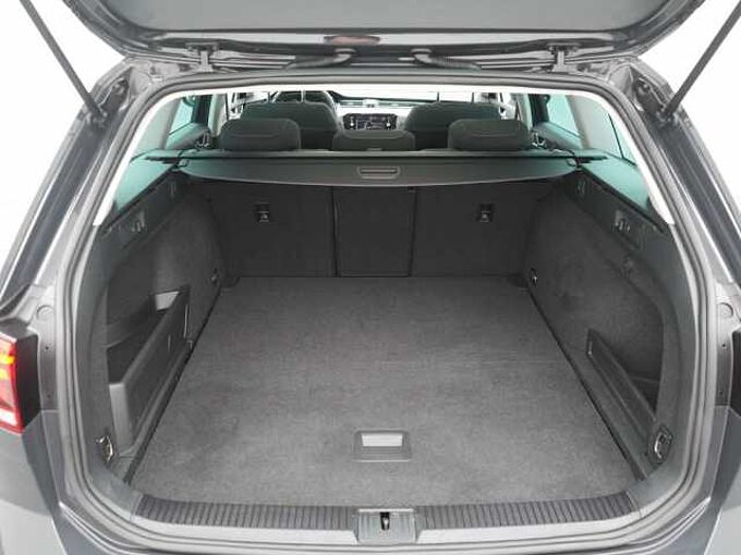 Volkswagen Passat Variant DSG ACC DCC VIRT LED SHZ CARPLAY