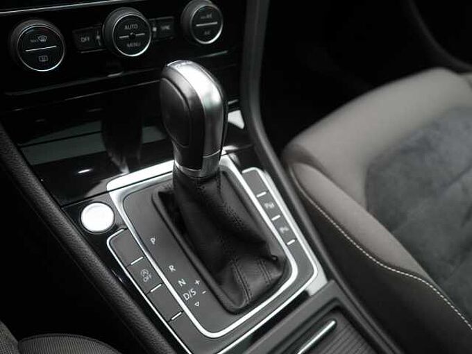 Volkswagen Golf VII Variant 1.4 Highline PANO DSG KAM SHZ