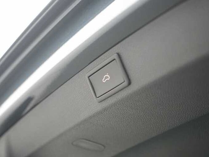 SKODA KAROQ Clever DSG AHK NAVI LEDER VIRT KAM CARPLAY