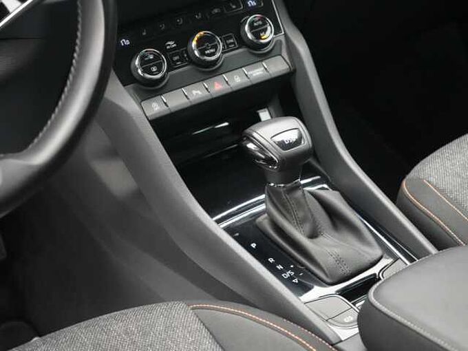 SKODA KAROQ Clever DSG AHK NAVI LEDER VIRT KAM CARPLAY