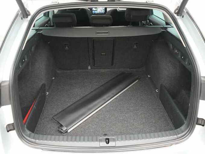 SKODA OCTAVIA Combi Clever DSG PANO AHK NAVI VIRT KAM