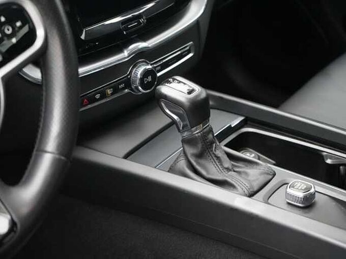 Volvo XC60 T5 Momentum AHK NAVI LEDER SHZ LED PDC