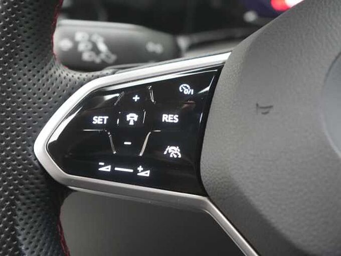 Volkswagen Golf VIII GTI CARPLAY KEYLESS DCC SHZ PDC PANO