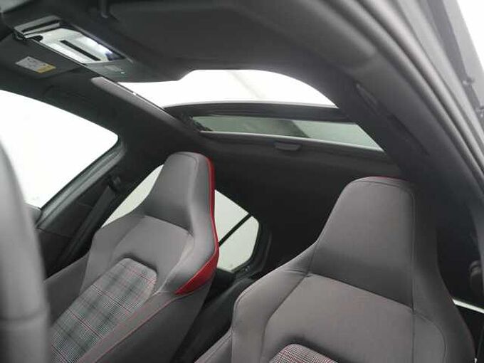 Volkswagen Golf VIII MATRIX DSG PANO AHK KAM SHZ