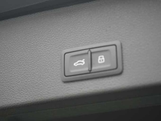 Audi Q2 1.0 30 TFSI S line MATRIX AHK SHZ PDC NAVI