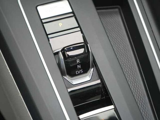 Volkswagen Golf VIII 1.4 eHybrid Style DSG PANO HUD AHK KAM