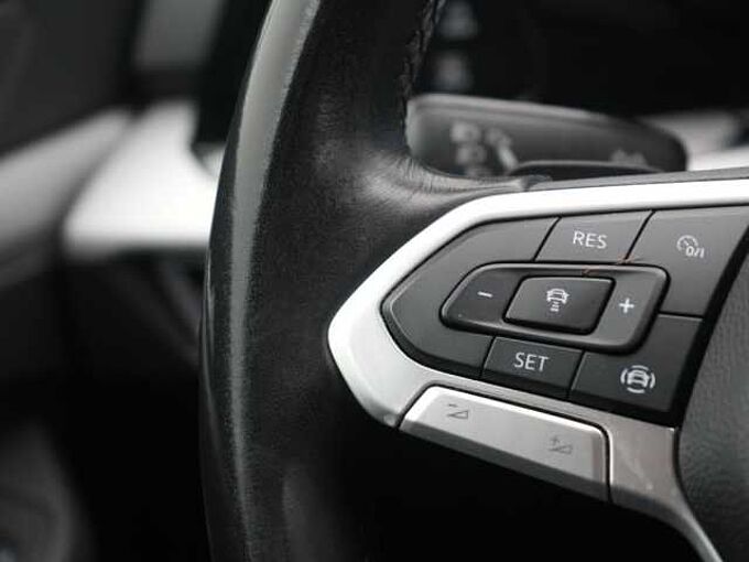 Volkswagen Golf VIII Life DSG ACC NAVI LED PDC CARPLAY