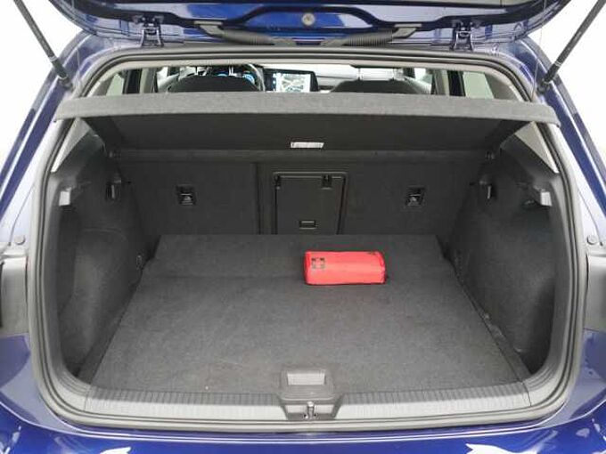 Volkswagen Golf VIII Life DSG ACC NAVI LED PDC CARPLAY