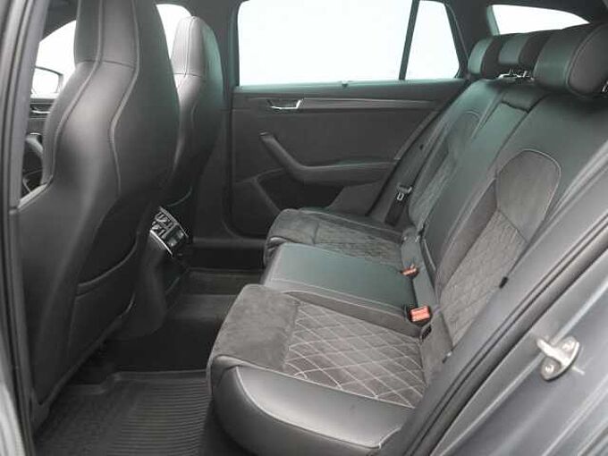 SKODA SUPERB Combi iV Sportline DSG MATRIX PANO AHK