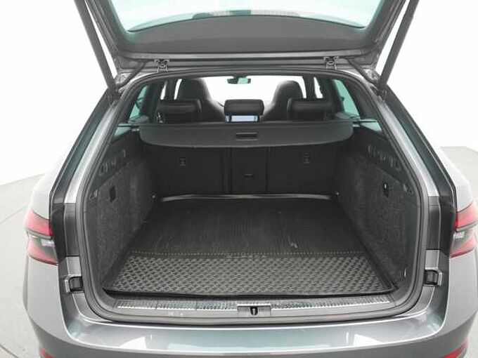 SKODA SUPERB Combi iV Sportline DSG MATRIX PANO AHK