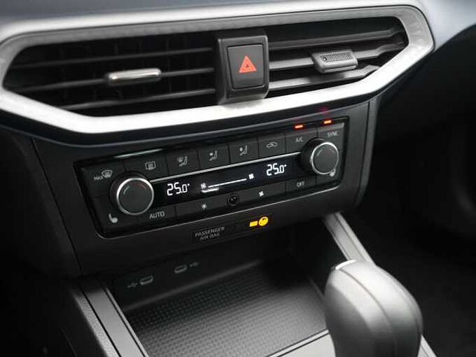 SEAT Ibiza DSG LED KAM PANO SHZ PDC