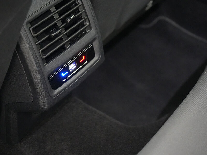 Volkswagen Golf VIII Life DSG CARPLAY LED SHZ PDC KLIMA