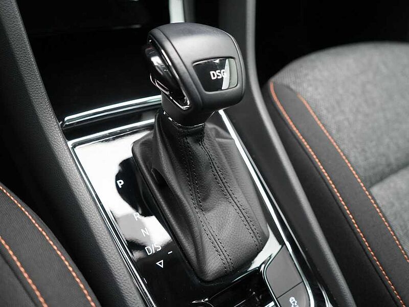 SKODA KAROQ Clever DSG NAVI SHZ LED KESSY APP SHZ