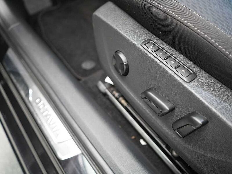 SKODA OCTAVIA TSI First Edition DSG MEMORY SHZ APP LED