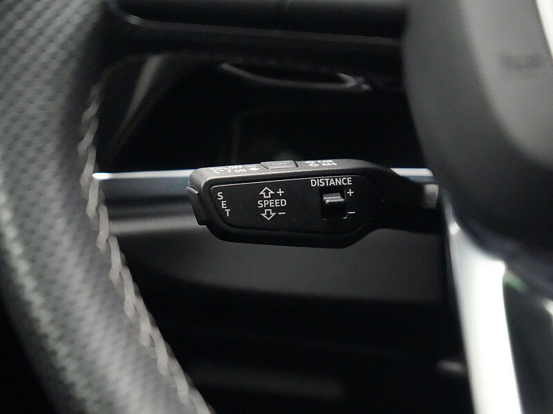 Audi Q3 S line STRON APP CONNECT LED PDC KAM AHK