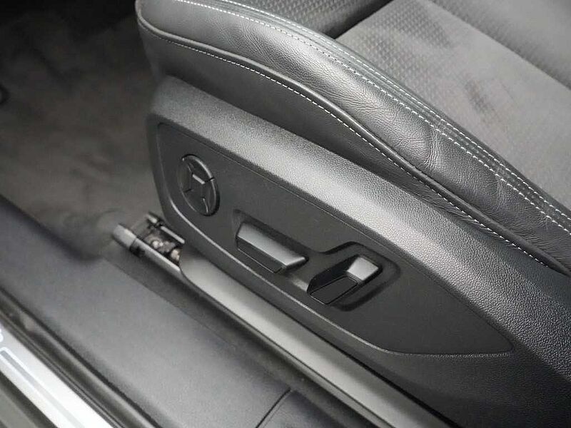 Audi Q3 S line STRON APP CONNECT LED PDC KAM AHK