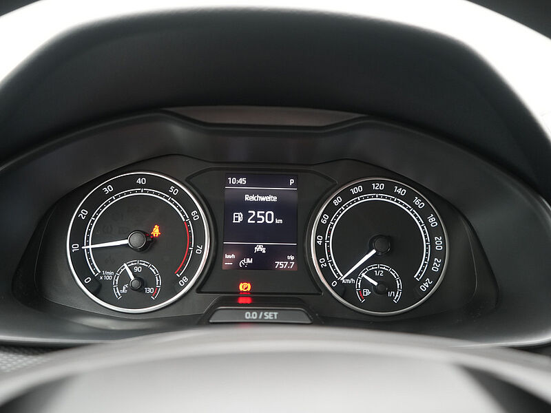 SKODA KAMIQ TSI DSG LED PDC AHK PORT NAVI