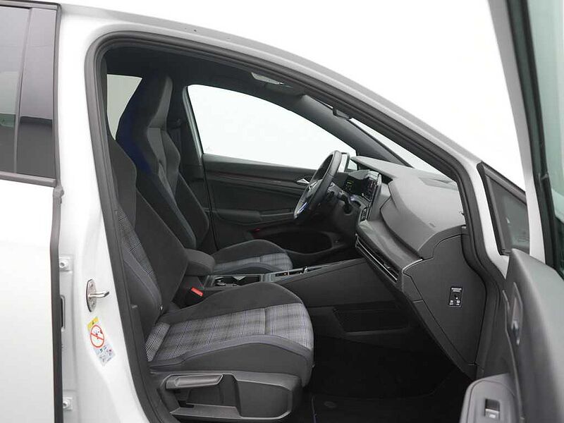 Volkswagen Golf VIII eHybrid GTE DSG NAVI SHZ PDC