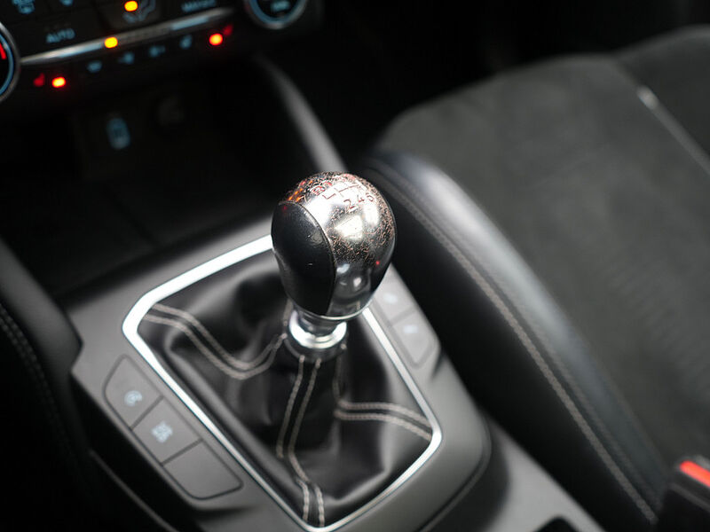 Ford Focus ST B&O SHZ PDC KAM PANO NAVI ACC SHZ LED