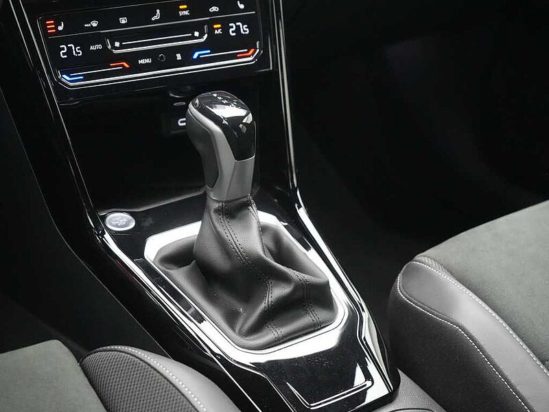 Volkswagen T-Roc R-Line DSG STANDHZ AHK ACC DCC NAVI MATRIX