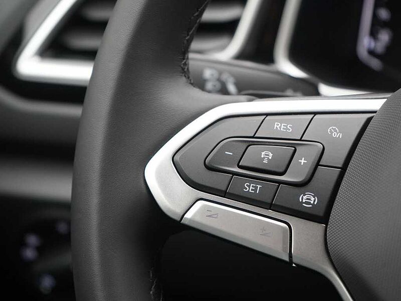Volkswagen T-Roc R-Line DSG STANDHZ AHK ACC DCC NAVI MATRIX