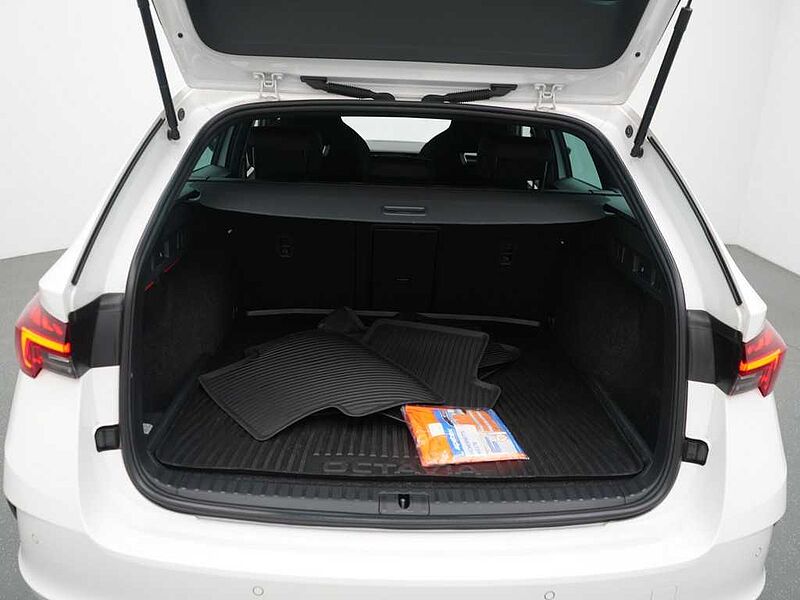 SKODA OCTAVIA Combi iV RS DSG AHK SHZ LED PDC VIRT APP