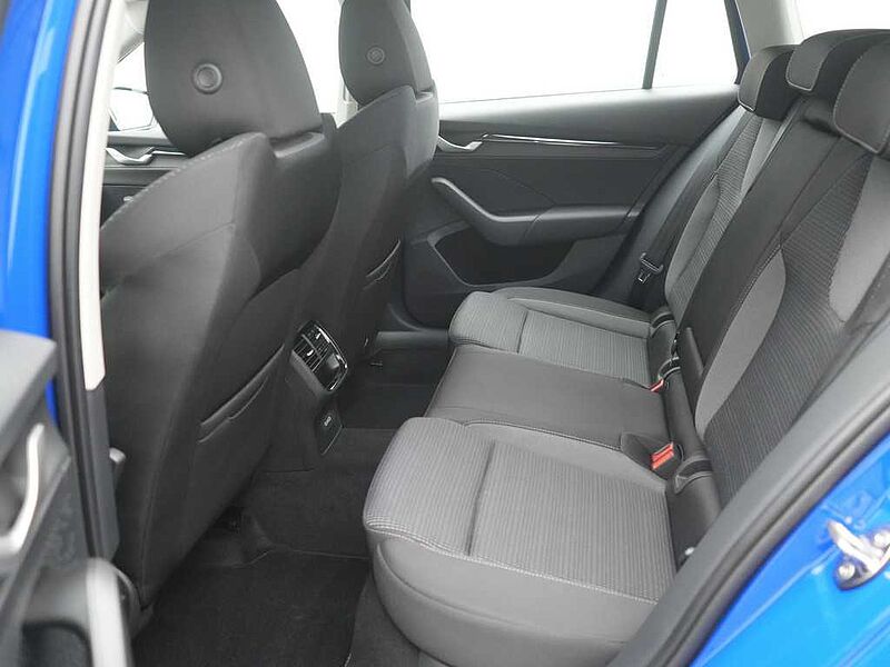 SKODA OCTAVIA Combi Selection DSG VIRT KAM CARPLAY SHZ