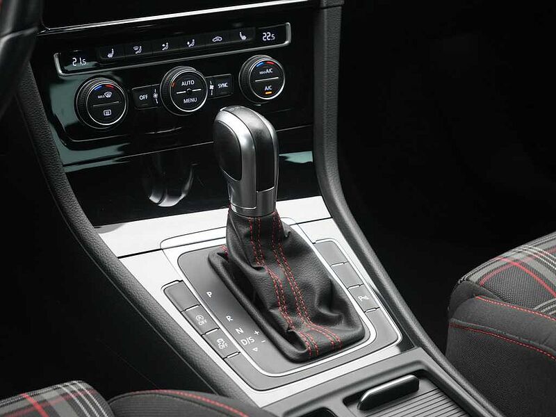 Volkswagen Golf VII GTI Performance LED DSG KAM SHZ ACC PDC