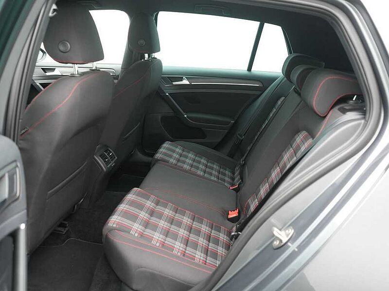 Volkswagen Golf VII GTI Performance LED DSG KAM SHZ ACC PDC