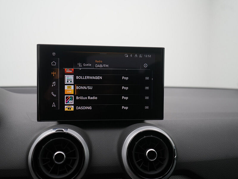 Audi Q2 S line PDC SHZ LED CARPLAY AHK