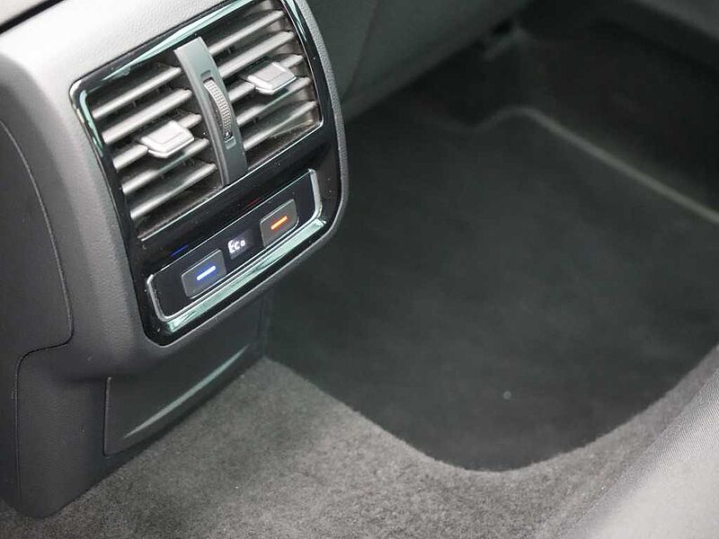 Volkswagen Passat Variant DSG ACC DCC VIRT LED SHZ CARPLAY
