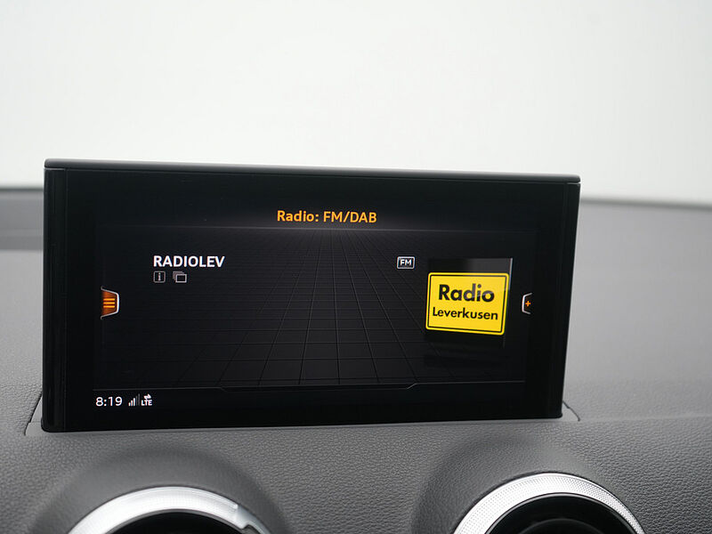 Audi Q2 S line S TRON PANO ACC AHK NAVI LEDER CARPLAY