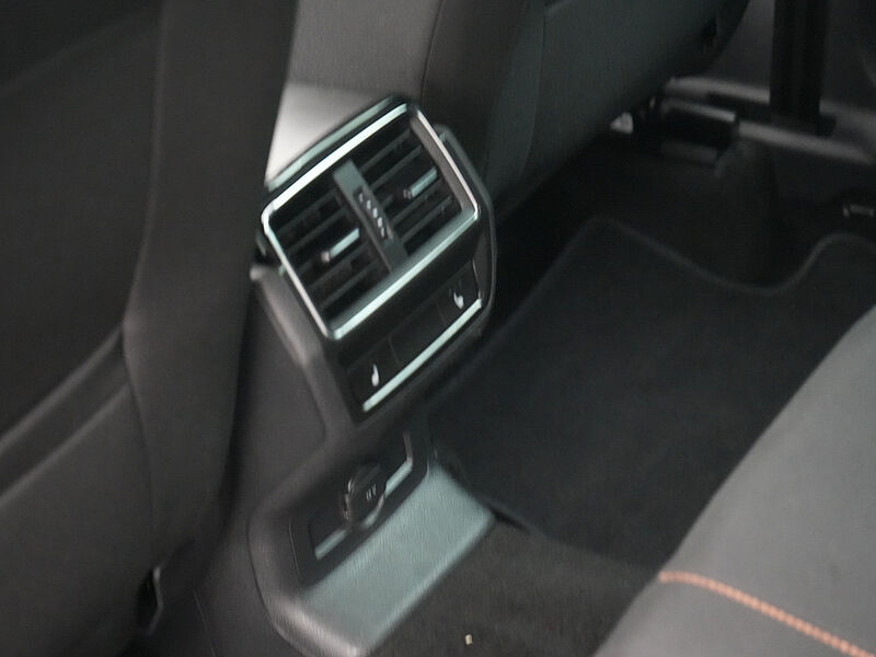 SKODA KAROQ Clever DSG AHK NAVI LEDER VIRT KAM CARPLAY