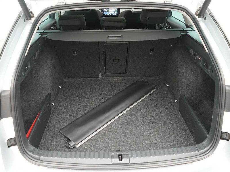 SKODA OCTAVIA Combi Clever DSG PANO AHK NAVI VIRT KAM