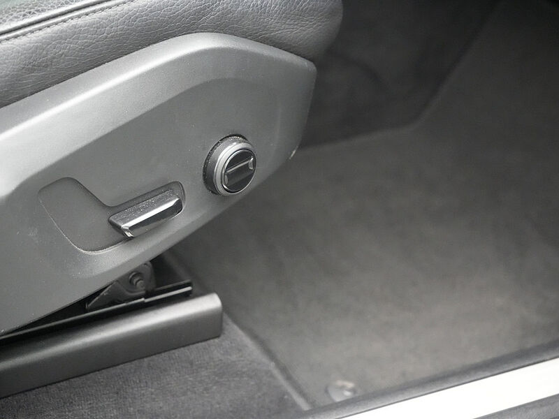 Volvo XC60 T5 Momentum AHK NAVI LEDER SHZ LED PDC