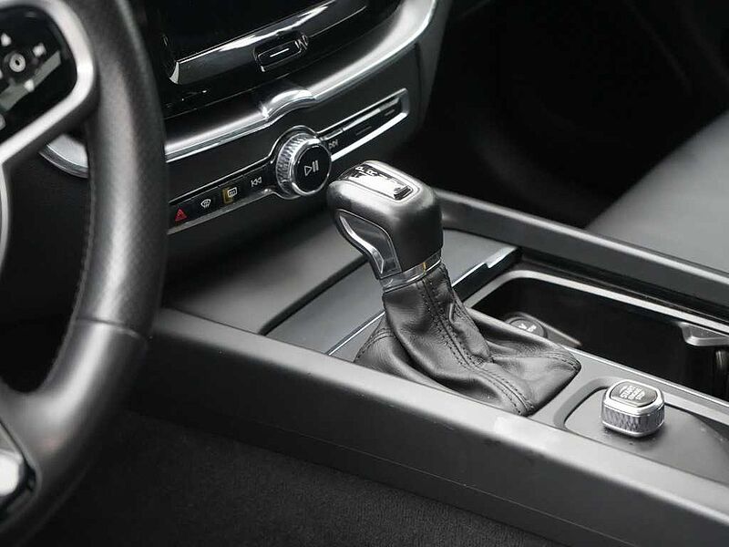 Volvo XC60 T5 Momentum AHK NAVI LEDER SHZ LED PDC